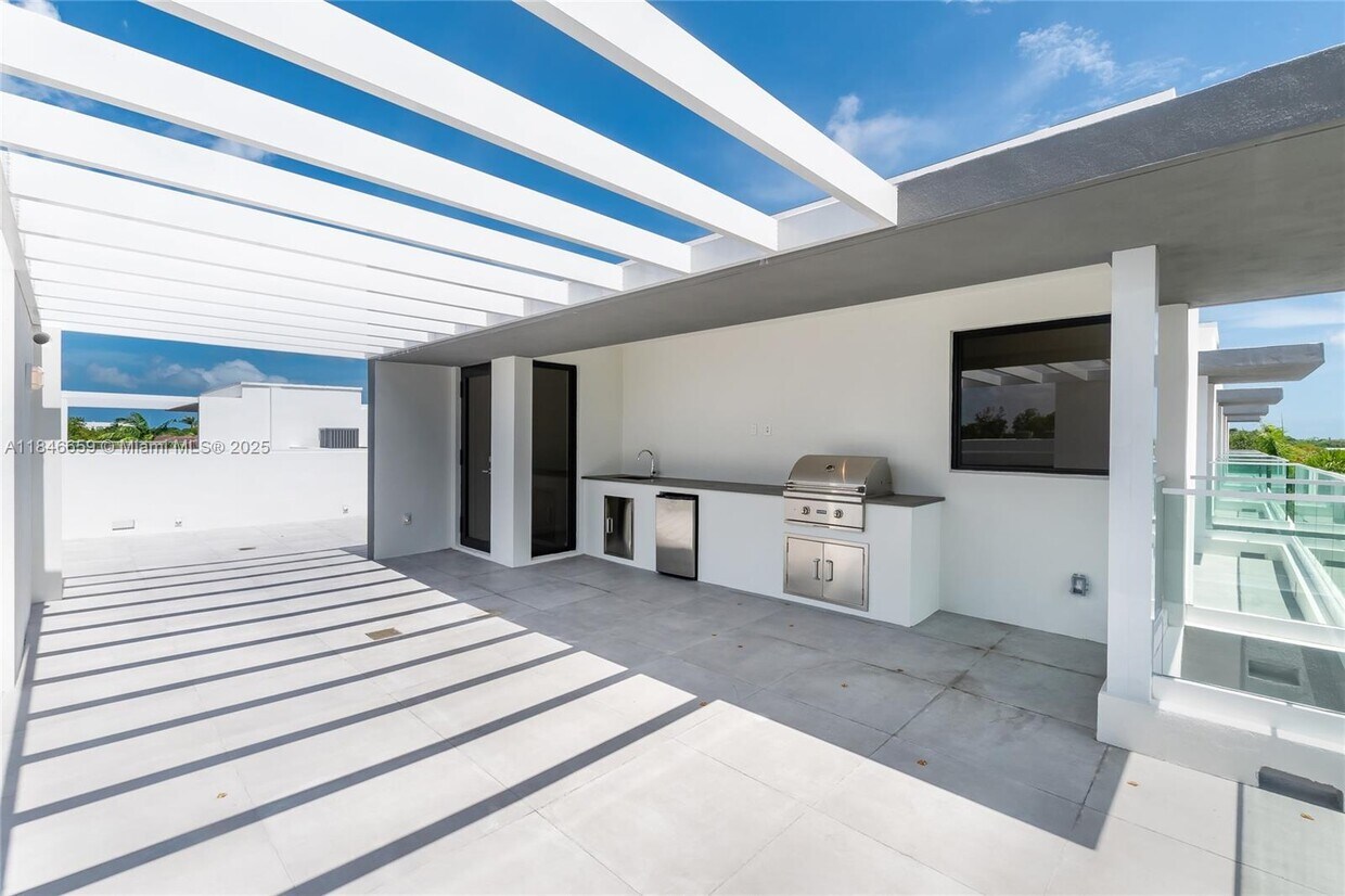 Foto principal - 3270 Bird Ave