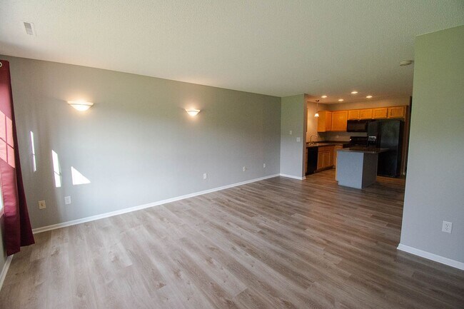 Building Photo - 2 Bedroom Townhome off West Circle Drive