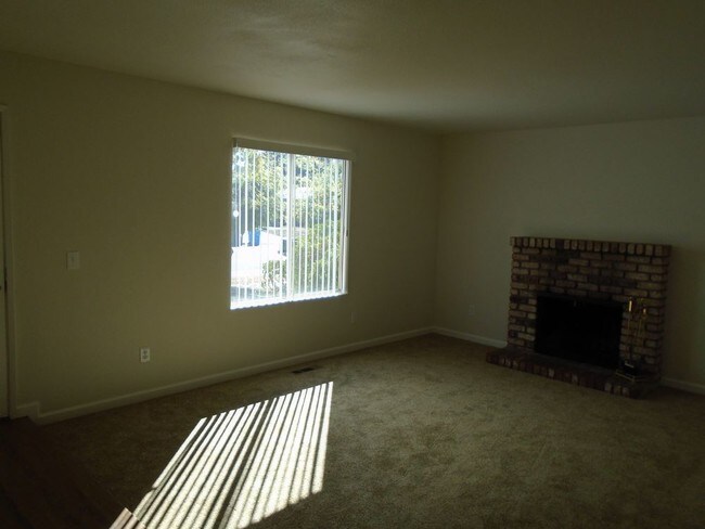 Building Photo - Completely Refurbished Coffey Park Home