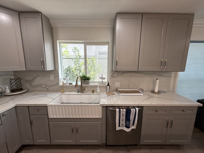 Building Photo - 1174 E Ocean Blvd