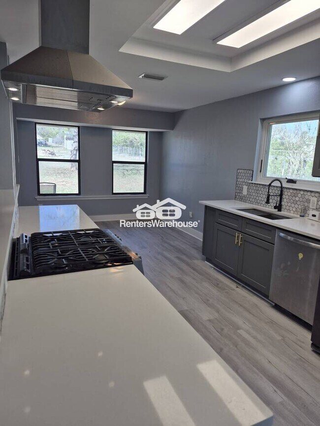 Foto del edificio - 3 bed / 2 baths w/ Modern finishes and large Shop