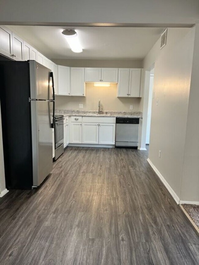 Building Photo - Charming 2-Bedroom 1-bathroom Apartment in the Heart of Chesterton!