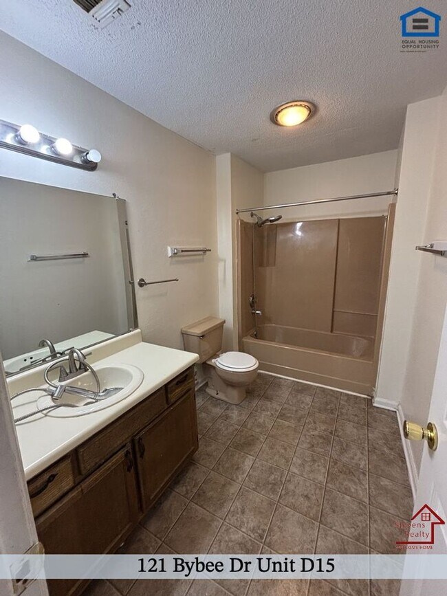 Foto del edificio - 121 Bybee Dr