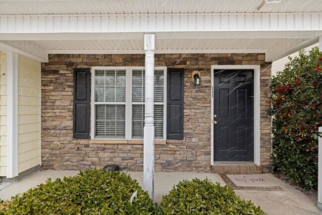 Building Photo - Adorable townhome with beautiful upgrades!
