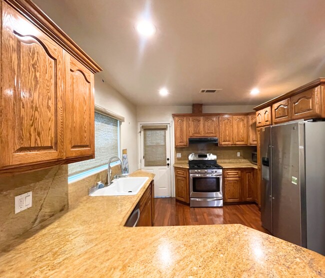 Foto del edificio - Centrally Located LA Home Near SoFi Stadium with Yard & Parking - MOVE IN READY