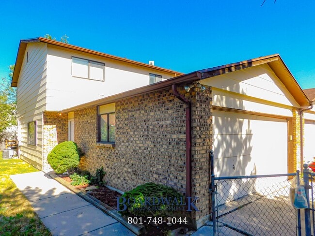 Building Photo - 8261 Ivy Dr