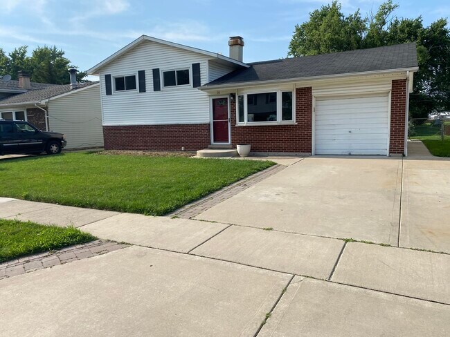 Building Photo - 10 E Schubert Ave