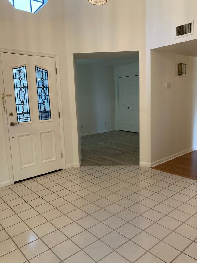 Building Photo - Northeast Townhouse