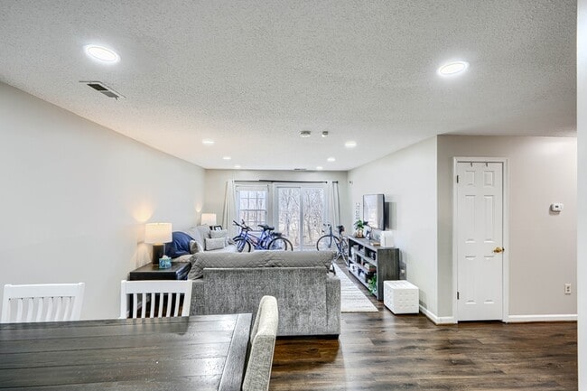 Foto del edificio - 4820 Dorsey Hall Dr