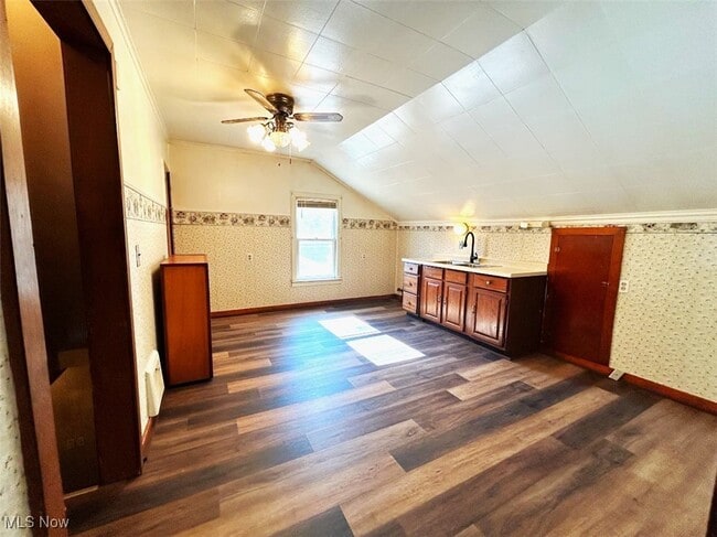 Foto del edificio - 828 Cove Rd