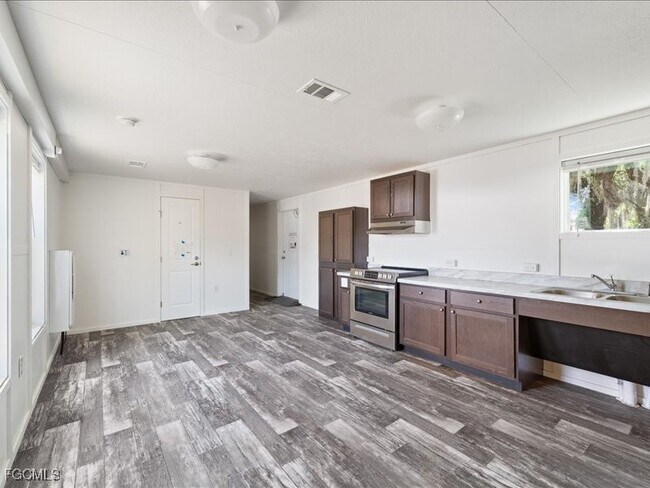 Foto del edificio - 1038 Canopy Ln SW