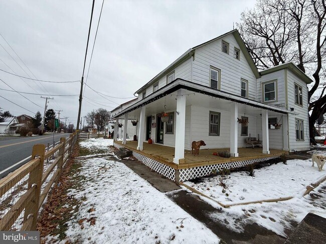 Building Photo - 937 Main St