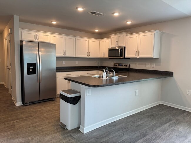 Building Photo - Charming Cul-de-Sac Home in Forest Oaks
