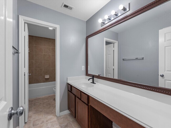 Foto del edificio - 6131 Settlers Lake Cir W