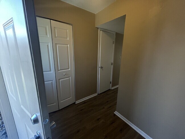 Foto del edificio - Charming 2-Bed Condo Retreat with 1.5 Baths in Prime Greenwood Location – 1088 Sq Ft of Comfort!