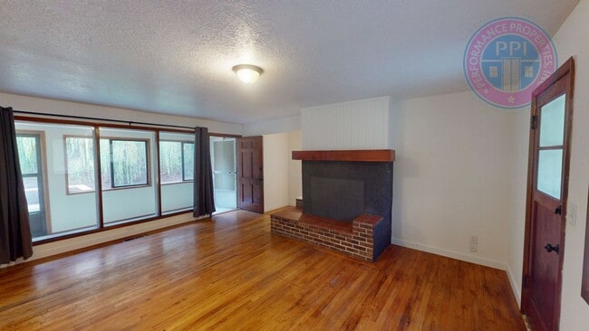 Building Photo - Enjoy Rural Living, Close To City & Freewa...