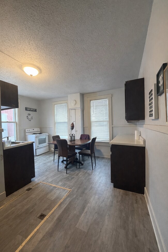 Foto del edificio - 907 Forest St