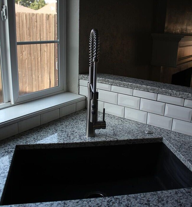Building Photo - 700 Pintail Pl
