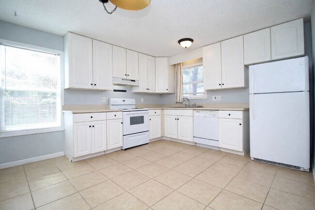 Foto del edificio - Spacious 3-Bedroom, 1.5-Bath Townhome in Gulf Breeze Near Top-Rated Schools, Beaches, and Gulf Br...