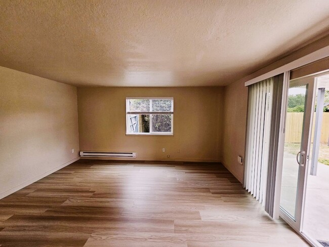 Building Photo - Newly Remodeled Two Bed One Bath Unit in t...