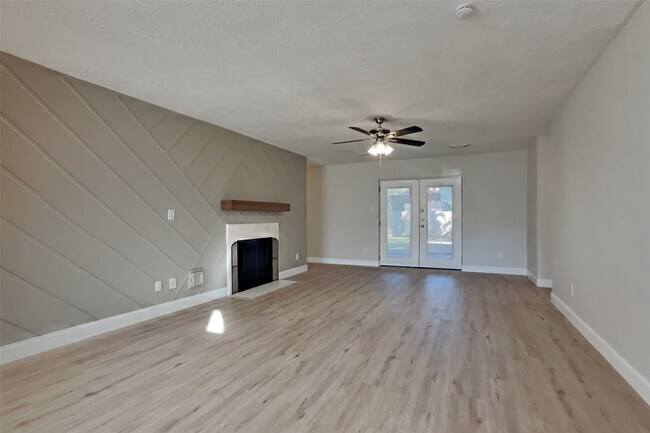 Foto del edificio - 18714 Timber Way Dr