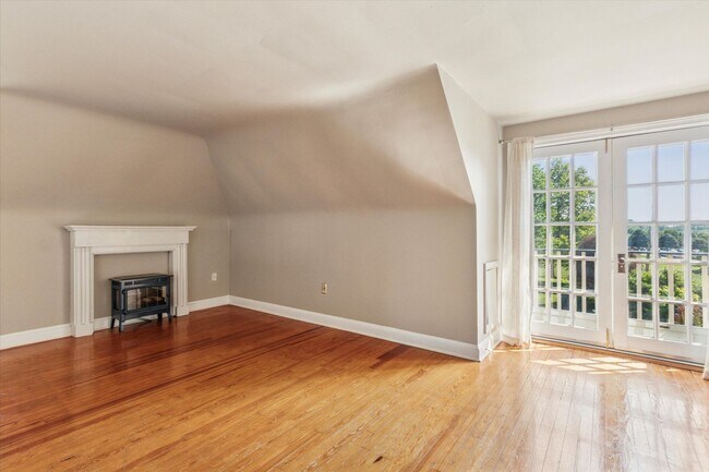Building Photo - Renovated 2-Bed Carriage Home with Private...