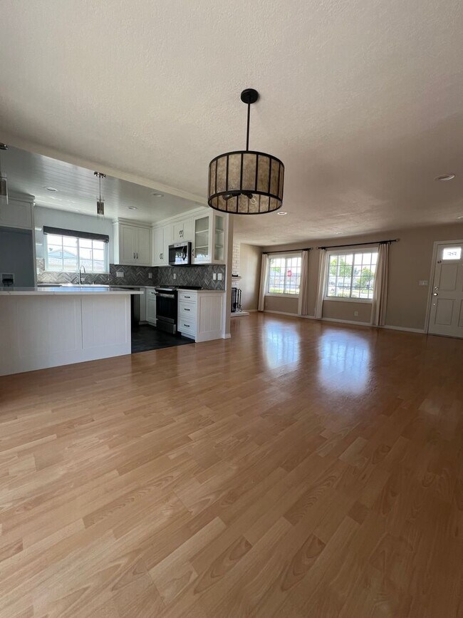 Building Photo - Huntington Beach 4 Bed, 2 Bath Single Leve...