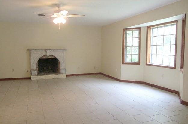 Building Photo - 326 W Beach Pkwy