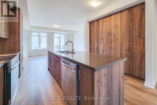 Photo du bâtiment - 1364 Kaniv St