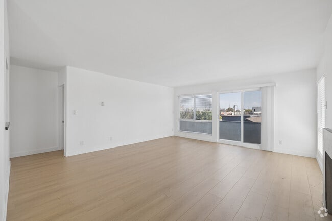 1BR, 1BA - 725SF - Living Room - Oceana Apartments