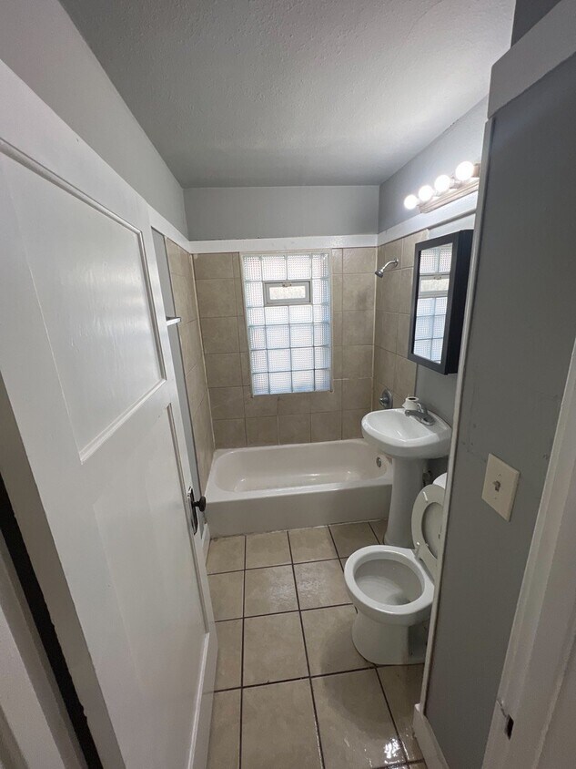 Primary Photo - 3843 N 24th Pl