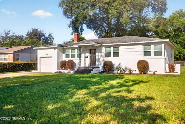 Foto del edificio - 6338 Mercer Cir W