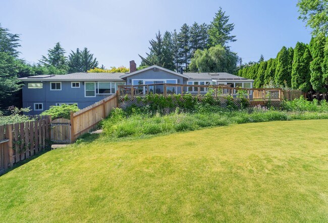 Building Photo - 4-Bedroom Luxury Home for Rent by Portland...