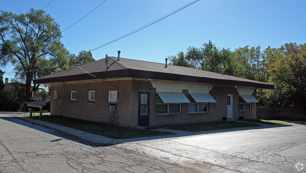 Primary Photo - 100 N Rand Rd