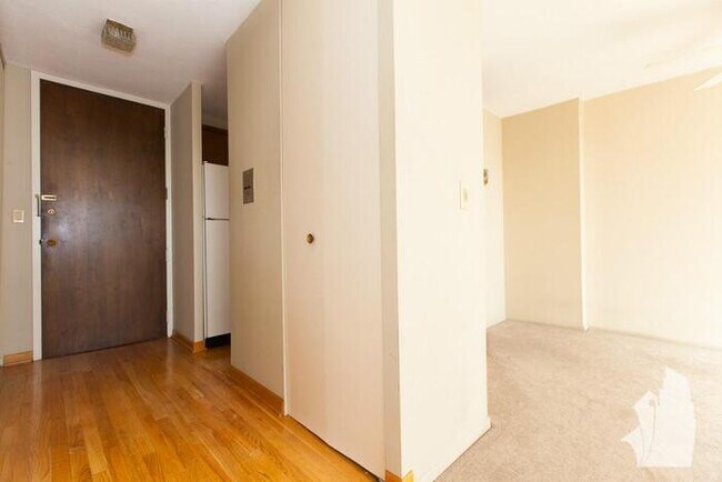 Building Photo - Great one bedroom condo, recently updated ...