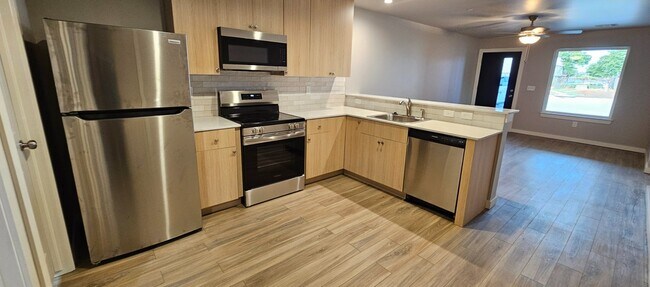 Foto del edificio - 2365 N Thompkins Ave