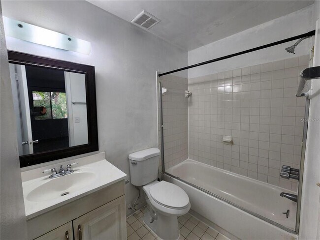 Foto del edificio - 2749 Hidden Lake Blvd