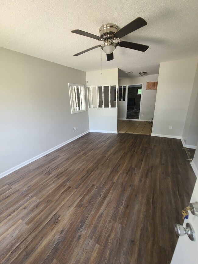 Building Photo - 3 Bedroom/ 1.5 Bath Home - Westwood