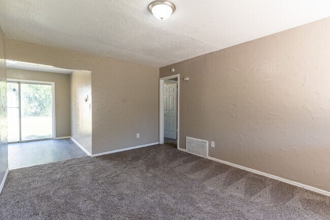 Building Photo - Spacious 5-Bedroom Home in a Prime Location
