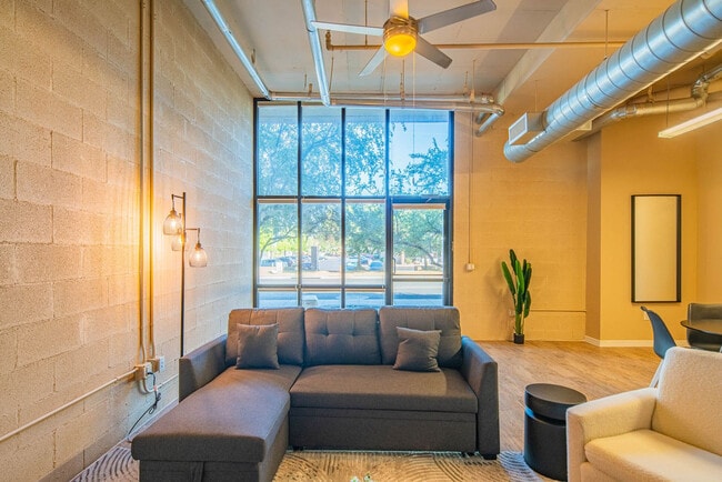 Foto del edificio - 1275 E University Dr