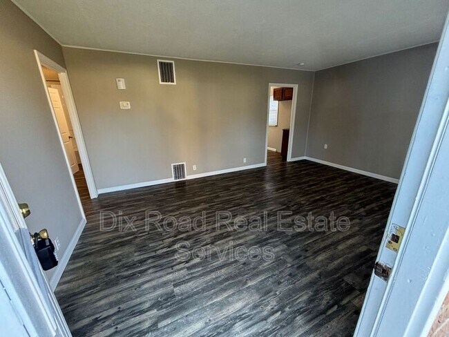 Foto del edificio - 111 Forestwood Ave