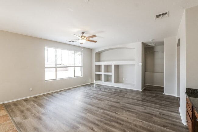Building Photo - 14079 W Bloomfield Rd