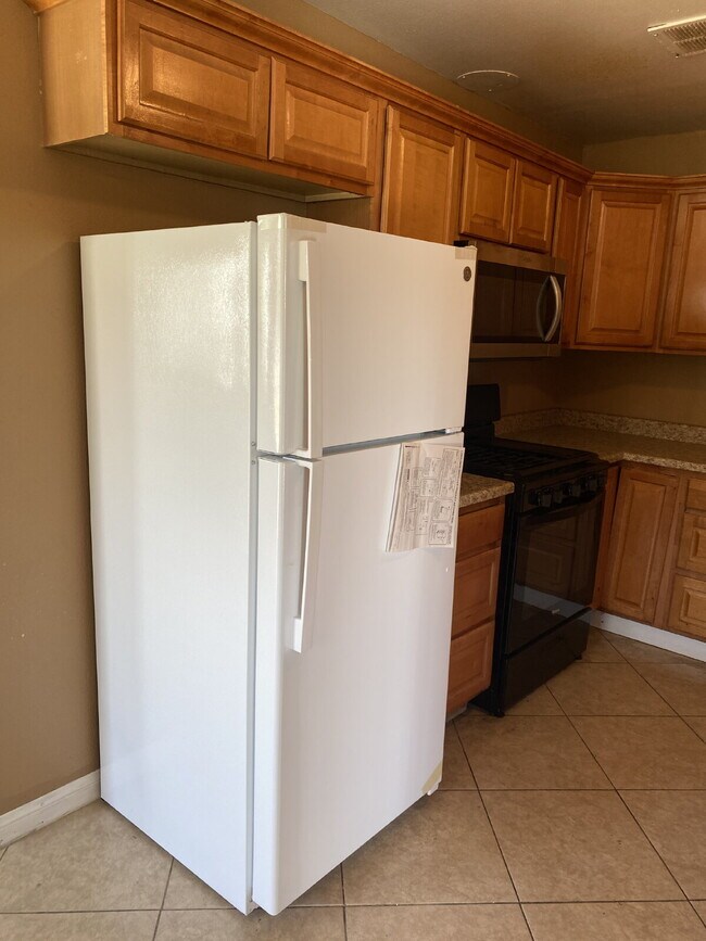 Building Photo - 2 Bedroom | 1 Bathroom | Single Family Home with Garage