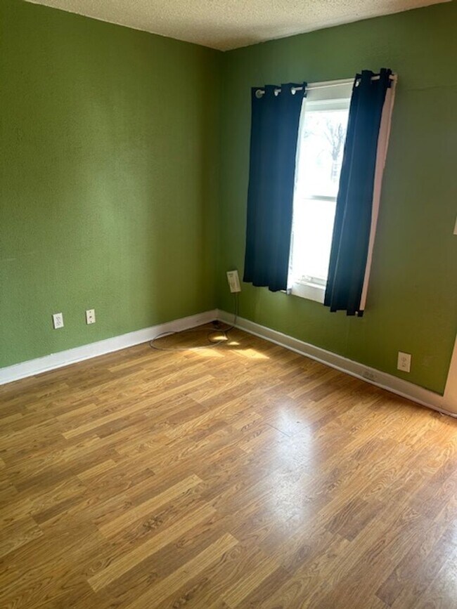 Building Photo - 3 Bedroom 1 Bath home close to WT Universi...