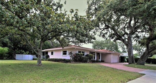 Building Photo - 1001 Brookside Dr