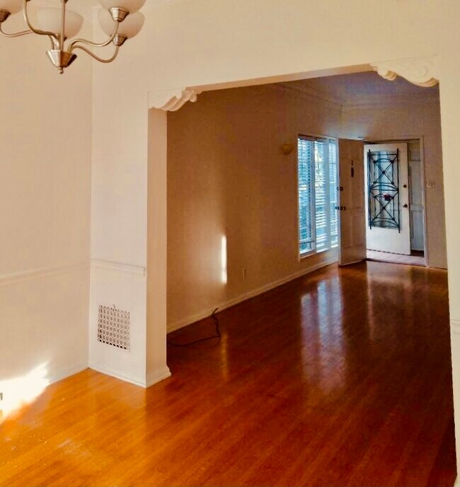 Livingroom - 359 N Sycamore Ave