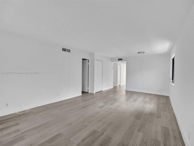 Building Photo - 369 S Lakeview Dr #201