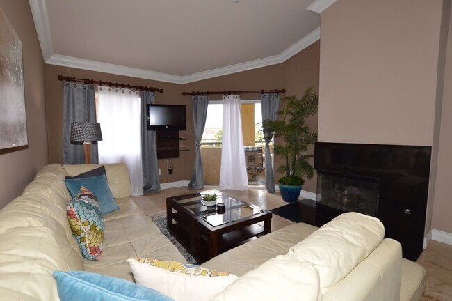 Foto del edificio - Meridian 1 Bed | 1 Bath Top-Floor Unit with Great City Views.Newly Upgraded with Laminate Floorin...