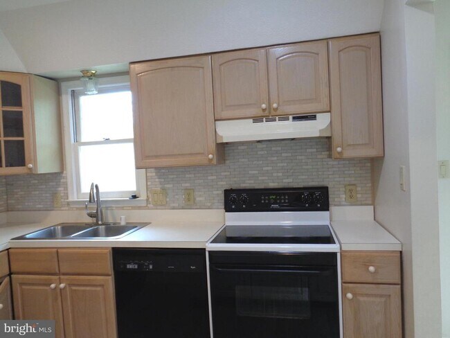 Building Photo - 133 Debra Dr