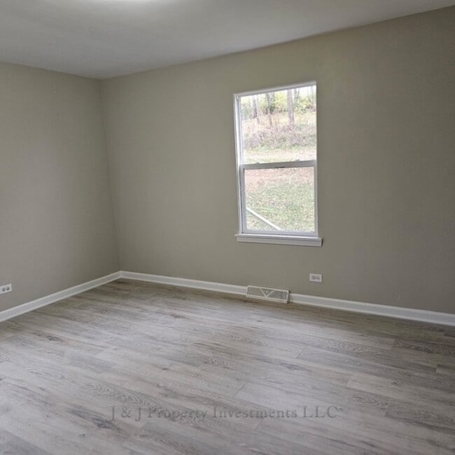 Building Photo - 7119 S Solon Rd